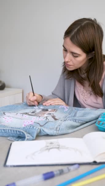 Donna Caucasica Che Dipinge Disegno Cervo Fiori Una Giacca Jeans — Video Stock