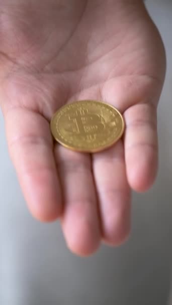Hand Holding Golden Bitcoin Coin Token Cryptocurrency Finance Business Concept — Vídeo de Stock