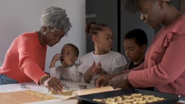 Αφρικανική Οικογένεια Κοπής Μπισκότων Σχήματα Μια Ζύμη Μπισκότων Στην Κουζίνα — Αρχείο Βίντεο