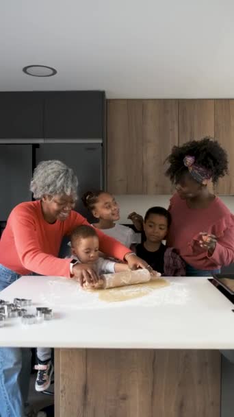 アフリカの幸せな家族は小麦粉とロールクッキー生地をキッチンのローリングピンで遊んでいます 水平延長家 — ストック動画