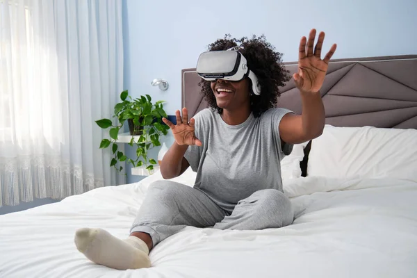 Young African Woman Experiencing Virtual Reality Her Bed Morning — Foto Stock