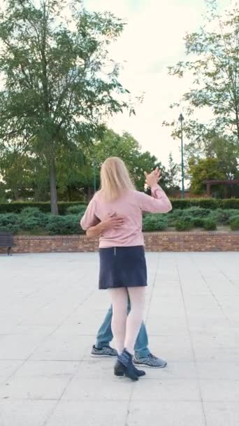 一对成熟快乐的夫妇在街上的公园里跳探戈 — 图库视频影像