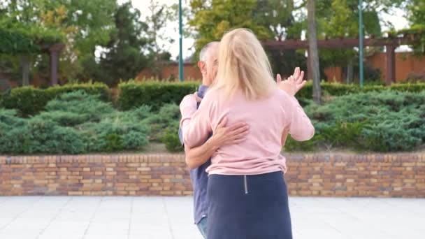一对成熟快乐的夫妇在街上的公园里跳探戈 — 图库视频影像