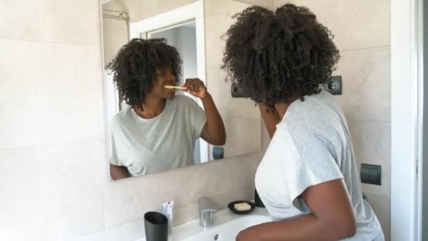 Junge Afrikanerin Beim Zähneputzen Badezimmer Mit Ökologischer Zahnbürste Zähneputzen Morgen — Stockvideo