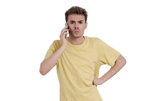Joven Hombre Caucásico Hablando Por Teléfono Aislado Sobre Fondo Blanco — Foto de Stock