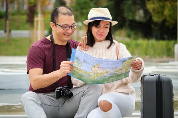 Boldog Többnemzetiségű Utazó Pár Városnéző Város Térképpel Turizmus Madridban Spanyolországban — Stock Fotó
