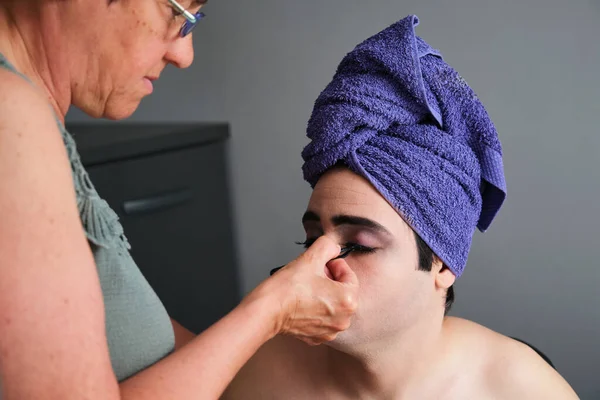 Mother Sticking False Eyelashes Her Young Transgender Son Shower — Stock fotografie