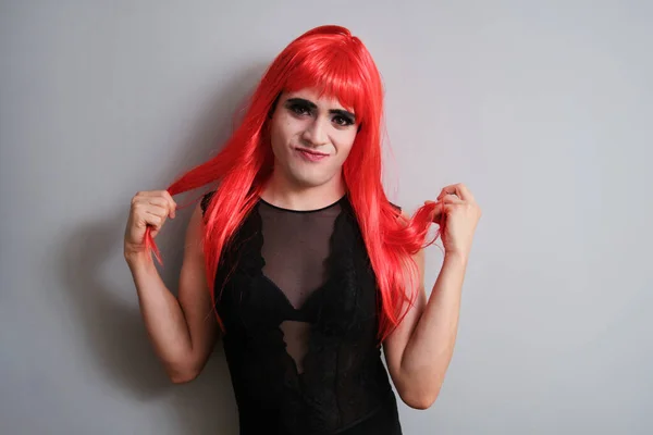 Portrét Transsexuála Jak Dívá Kameru Červenou Parukou Šedém Pozadí Teplouš — Stock fotografie