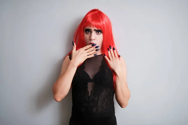 Retrato Drag Queen Espantado Vestindo Uma Peruca Vermelha Olhando Para — Fotografia de Stock