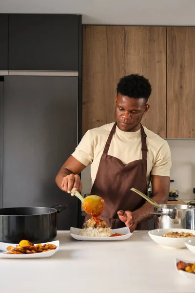 Young Black Man Serving Tomato Sauce Fried Chicken Mince Rice — Stock Photo, Image
