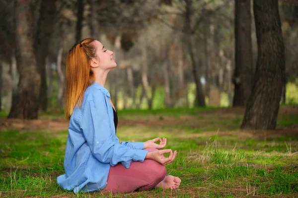 Рыжая Молодая Женщина Медитирует Лесу Медитация Природе — стоковое фото