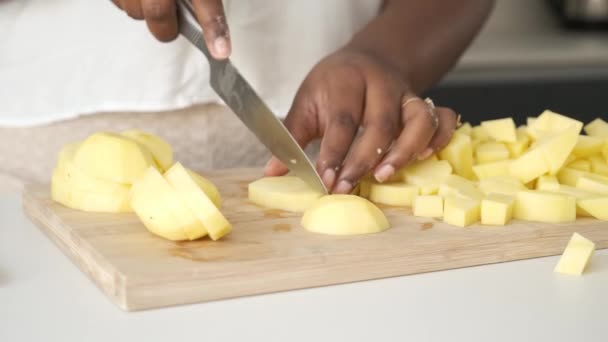 Крупним Планом Кубинська Жінка Руками Ріже Сиру Картоплю Допомогою Ножа — стокове відео