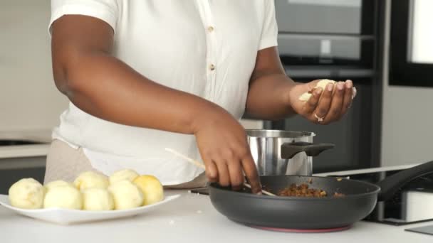 Close Mãos Mulher Cubana Enchendo Purê Batatas Com Carne Picada — Vídeo de Stock