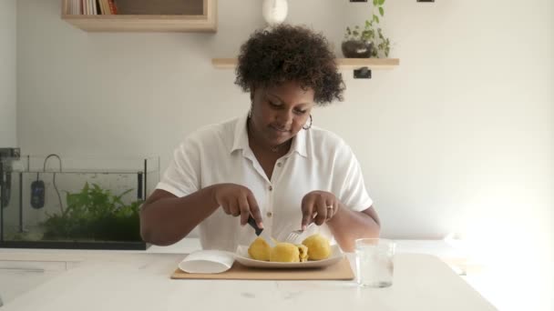 Jonge Cubaanse Vrouw Eten Zelfgemaakte Cubaanse Stijl Gevulde Aardappelen Drinkwater — Stockvideo