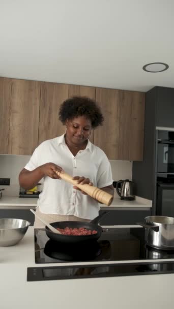Mujer Cubana Joven Agregando Sal Cocinando Carne Picada Ajo Una — Vídeos de Stock