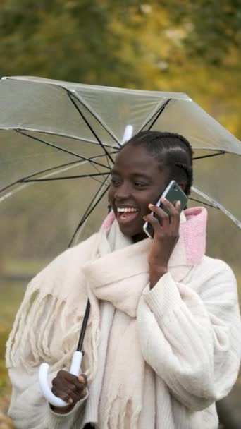 Africká Žena Průhledným Deštníkem Úsměvem Nahrávání Audio Zprávy Podzim — Stock video