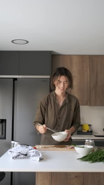 Gülümseyen Asyalı Genç Adam Mutfakta Yumurta Çırpıyor — Stok video