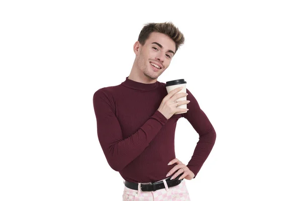 白人の背景に隔離されたコーヒーカップで微笑む若い白人男性 — ストック写真