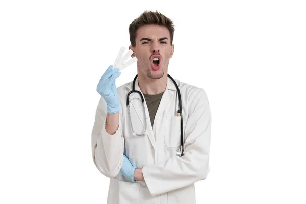 Médico Joven Caucásico Gritando Con Prueba Antígeno Covid Negativo Aislado — Foto de Stock