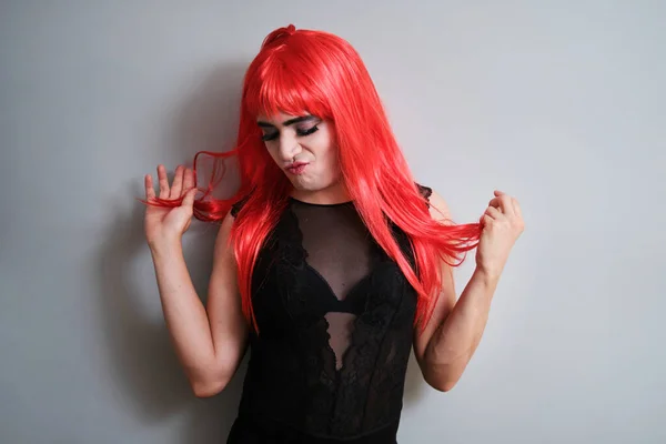 Retrato Drag Queen Usando Uma Peruca Vermelha Fundo Cinza Lgbtq — Fotografia de Stock
