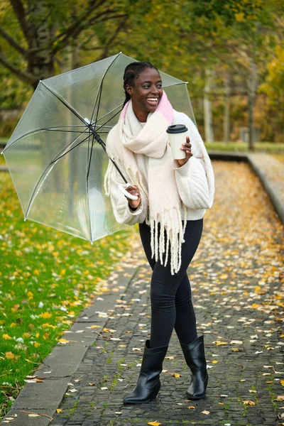 Африканська Жінка Кавою Прозорою Парасолькою Дивиться Камеру Посміхається Осінню — стокове фото