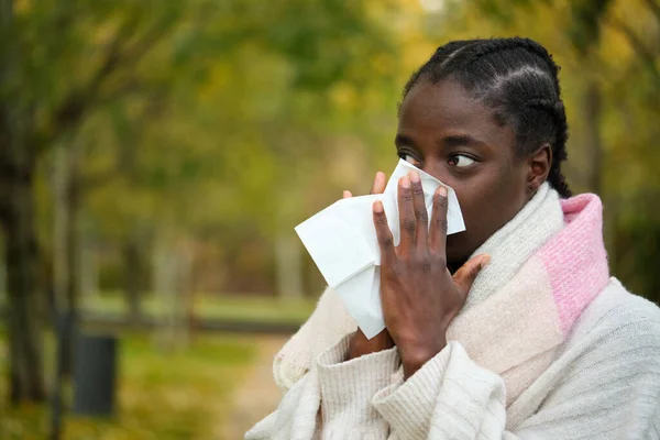 Mujer Africana Soplando Nariz Tejido Durante Invierno Clima Frío Gripe — Foto de Stock