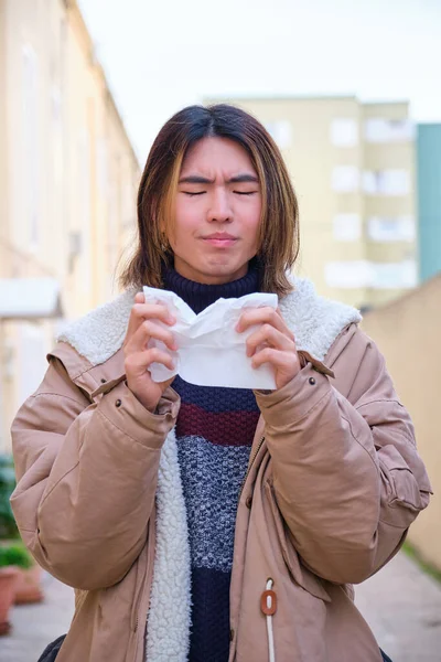 Joven Taiwanés Sonándose Nariz Con Pañuelo Aire Libre Invierno Fiebre — Foto de Stock