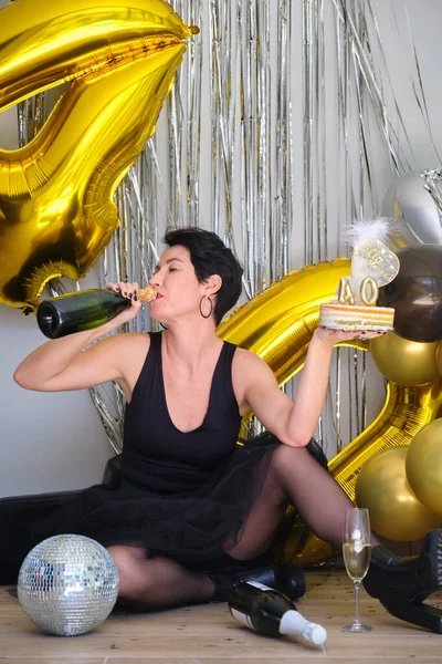 Mujer Caucásica Bebiendo Champán Botella Celebrando Cumpleaños Una Fiesta —  Fotos de Stock