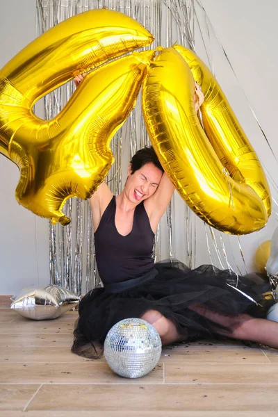 Mujer Caucásica Una Fiesta Cumpleaños Con Globos Oro Cumpleaños Suelo —  Fotos de Stock