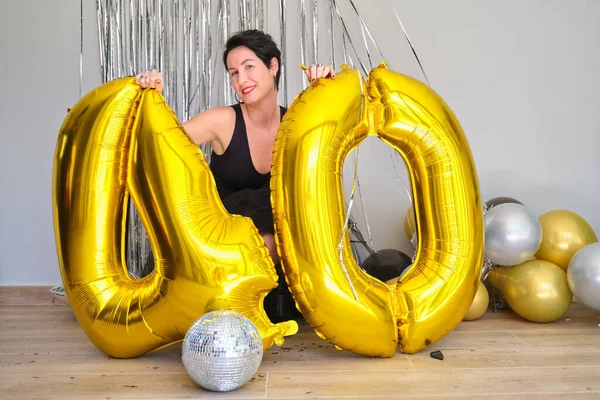 Mulher Caucasiana Uma Festa Anos Com Aniversário Balões Dourados Chão — Fotografia de Stock