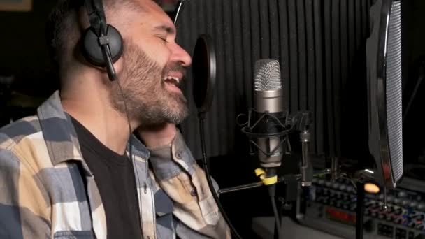 Artista Vocale Maschile Cantante Con Cuffie Che Registrano Nuovo Album — Video Stock