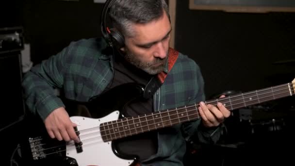 Zenész Férfi Játszik Elektromos Basszus Fejhallgatóval Otthon Stúdió Zenei Produkció — Stock videók
