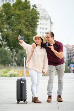 Mutlu çok ırklı turistler selfie çekiyorlar. Madrid, İspanya 'yı gezmek.