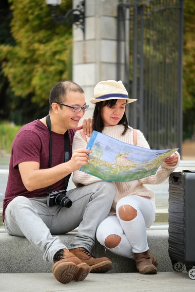 Boldog Többnemzetiségű Utazó Pár Városnéző Város Térképpel Turizmus Madridban Spanyolországban — Stock Fotó