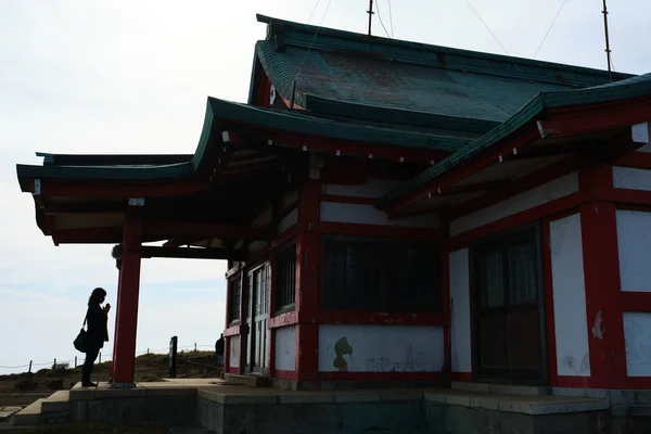 2023年4月4日 日本妇女在Komagadake山顶的Hakone Mototsumiya神龛祈祷 — 图库照片