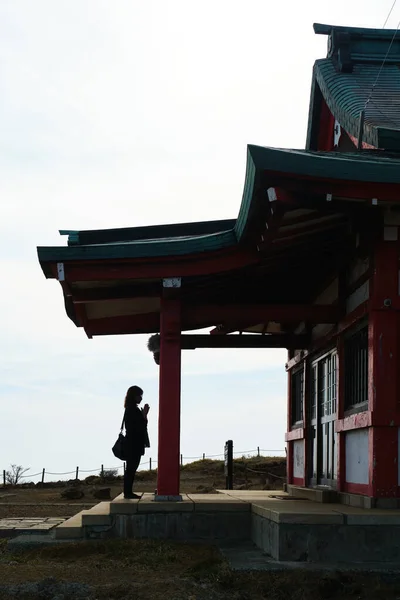Hakone Giappone Aprile 2023 Una Donna Giapponese Prega Santuario Hakone — Foto Stock