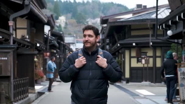 旅途愉快的欧洲游客游览了日本Gifu Hida Takayama镇的一条日本传统街道 — 图库视频影像