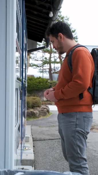 岐阜県飛騨市高山にある日本の自動販売機 Jidouhanbaiki で飲み物を買うヨーロッパ人観光客 — ストック動画