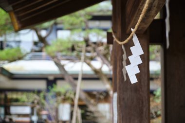 Shimenawa 'da Japon Shinto Tapınağı, Sakurayama Hachimangu Tapınağı Takayama, Hida, Gifu, Japonya.