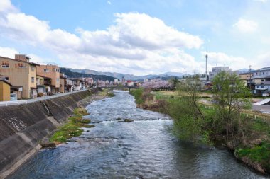 Nisan 2023 'te Takayama, Hida, Gifu, Japonya' daki Miyagawa Nehri manzarası.