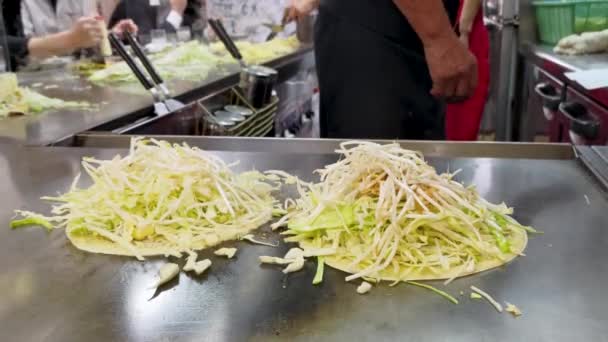 Gotowanie Okonomiyaki Lokalnej Restauracji Hiroshima Wideo Dodawanie Kiełków Fasoli Zielonej — Wideo stockowe