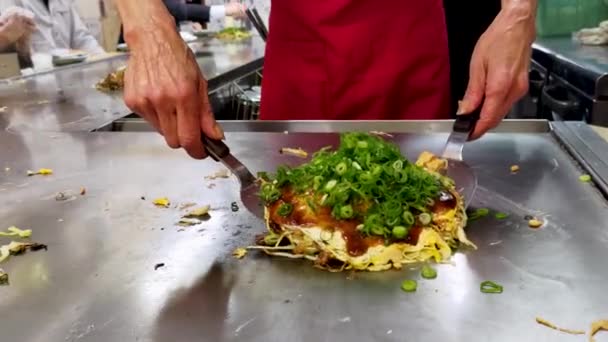 Cocinar Okonomiyaki Restaurante Local Hiroshima Video Sirve Dos Okonomiyaki Estilo — Vídeo de stock