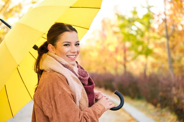 Caucasienne Jeune Femme Avec Parapluie Jaune Souriant Regardant Caméra Automne — Photo