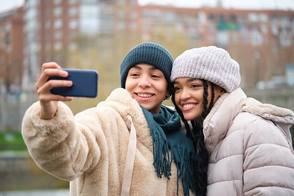 Ευτυχισμένο Ζευγάρι Λεσβιών Δομινικανών Που Βγάζουν Μια Selfie Smartphone Στο — Φωτογραφία Αρχείου