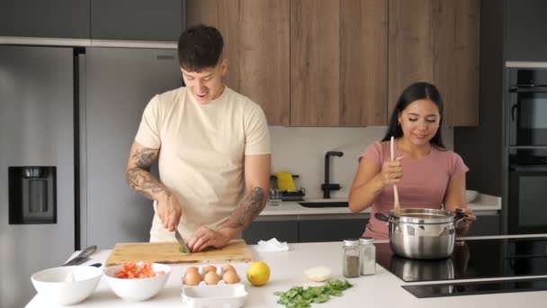 Mutfakta Yemek Tarifi Hazırlamak Için Kişniş Kesen Tavada Yemek Pişiren — Stok video