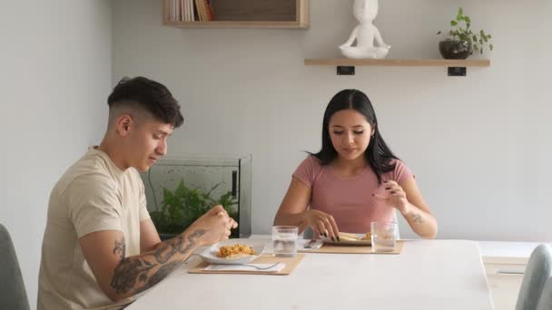 Två Unga Latinamerikaner Äter Traditionella Arepas Vardagsrummet — Stockvideo