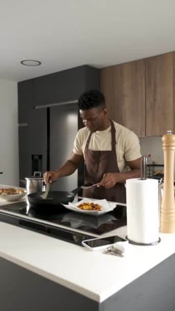 Genç Siyah Bir Adam Mutfakta Muz Kızartıyor — Stok video