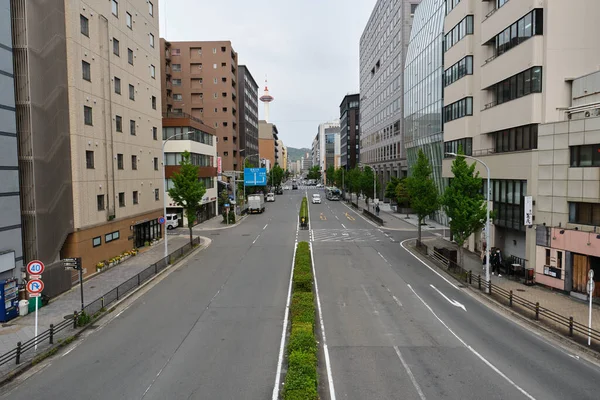 日本京都 2023年4月18日 从Horikawa Shiokoji Crossroads人行桥看京都塔和Shiokoji Dori街 — 图库照片