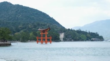 Itsukushima Jinja Otorii 'nin ya da Miyajima, Hiroşima, Japonya' daki Grand Torii Kapısı 'nın yan manzarası..