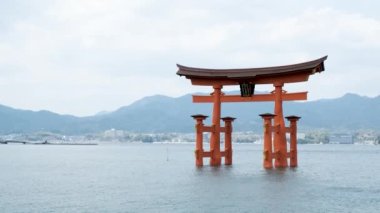 Itsukushima Jinja Otorii veya Büyük Torii Kapısı Miyajima, Hiroşima, Japonya.